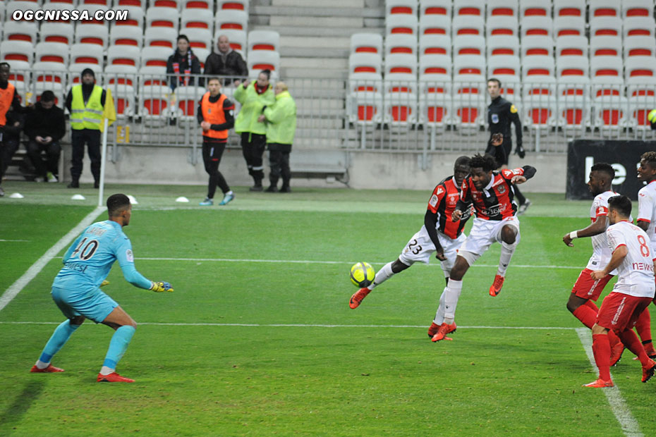 Adrien Tameze et Malang Sarr se génent 