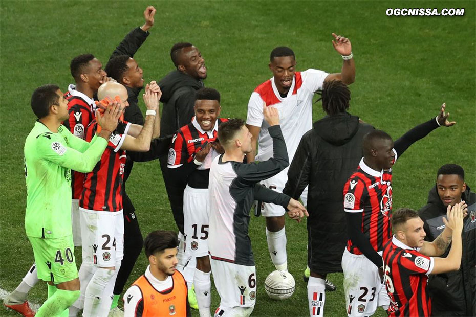 La joie du groupe avec les supporters