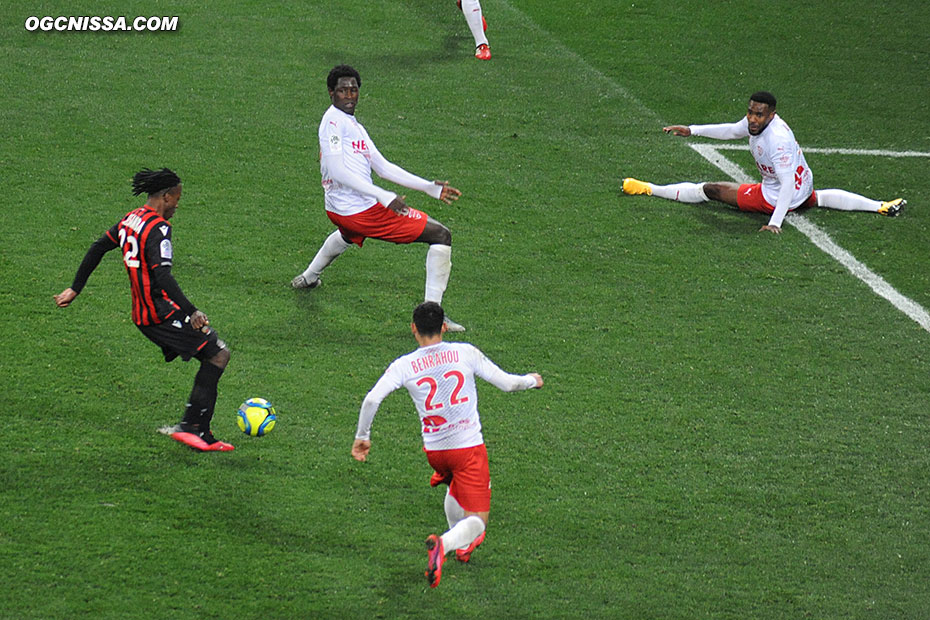 Seul au point de penalty, Arnaud Lusamba rate le ballon