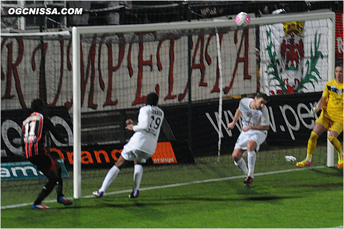 Le ballon arrive sur Eric Mouloungui, qui ne cadre pas sa tête