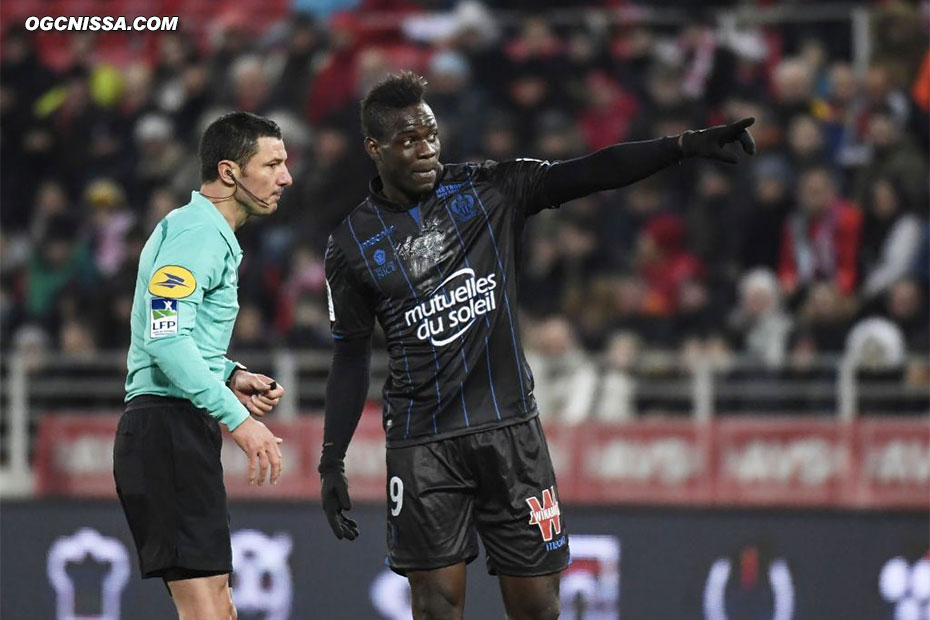 Mario Balotelli victime d'insulte raciste... il écopera d'un carton jaune pour la peine ! 