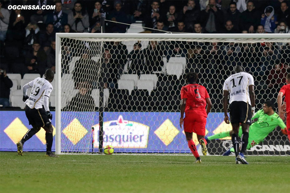 Un penalty pour Angers est transformé par l'ancien aiglon Stéphane Bahoken