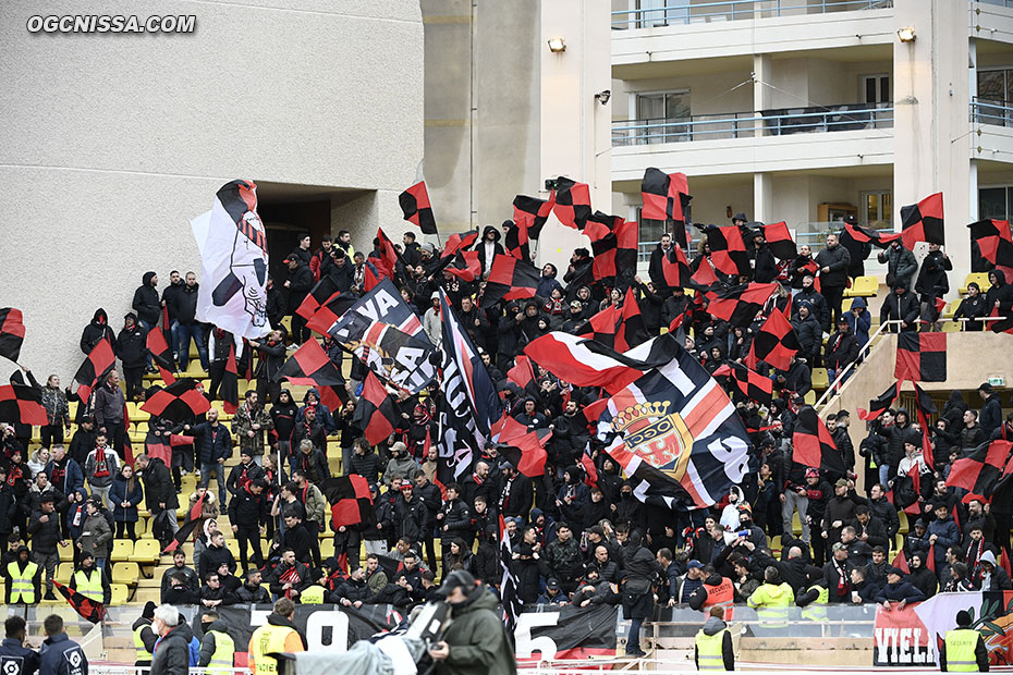 Le stade Louis II est rouge et noir comme d'habitude pour cette 25e journée de Ligue 1. BSN