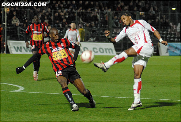 Tir contré par Rod Fanni.