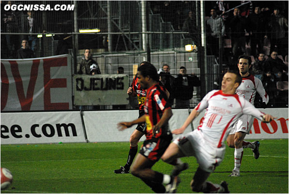 Le gardien lillois repousse le ballon sur Bakari Koné, qui marque dans le but vide ! 2 - 1 pour Nice !