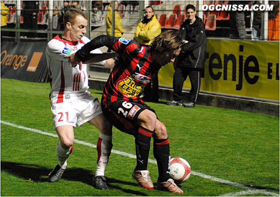 Cyril Rool garde bien le ballon. Les 3 points ne peuvent plus échapper aux Aiglons