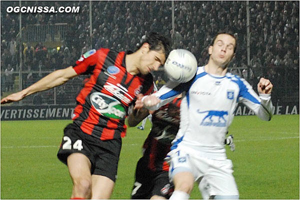 Auxerre tente de réagir, mais Cid veille de la tête...