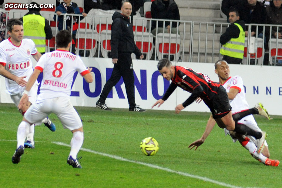 Valentin Eysseric, séché à l'entrée de la surface sans que l'arbitre de réagisse.