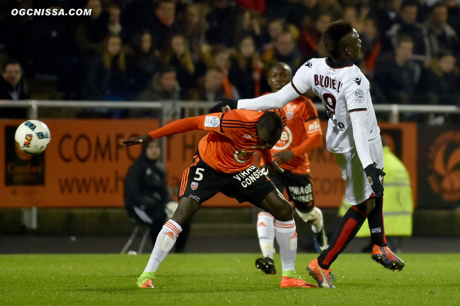 Pas ménager par les défenseurs, Mario Balotelli va se faire expulser suite à cette action