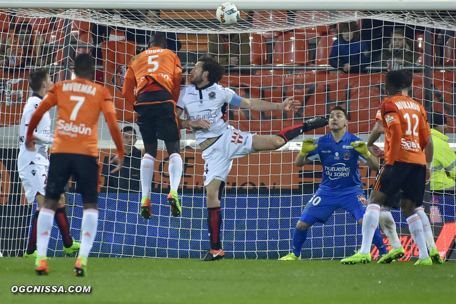 Lorient pousse sur le but de Yoan Cardinale en fin de match