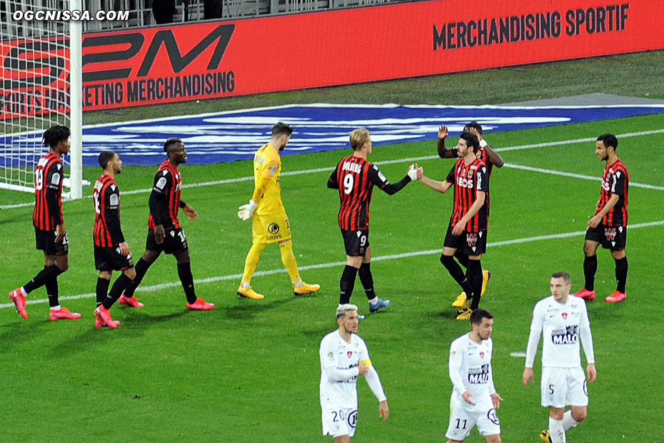 La joie du groupe. 1 à 0 pour Nice