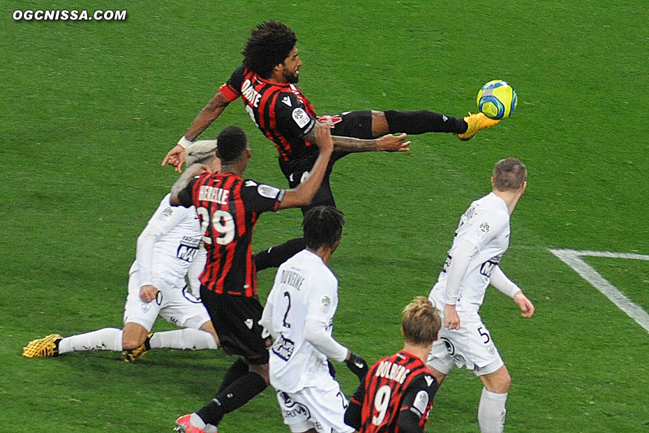 Dante Bonfim est retenu avant de tenter cette volée. L'arbitre et la VAR ne bronchent pas.