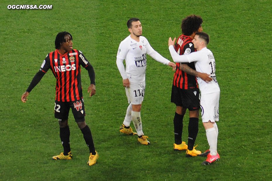 C'est terminée. Dante Bonfim et Romain Perraud se quittent sur ce match nul 2 partout.  