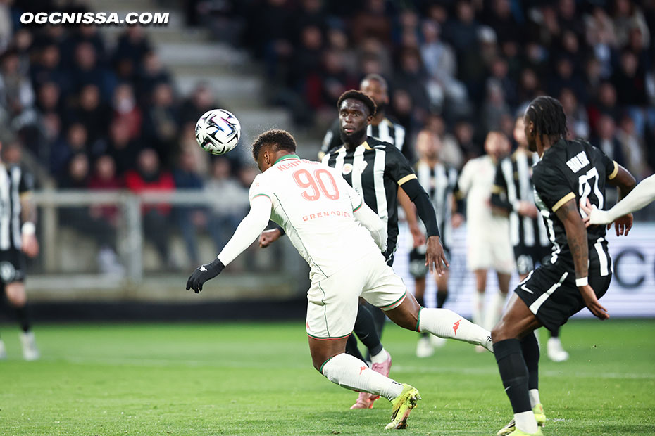En pointe, Kevin Carlos se procure une belle occasion de la tête en première période, mais le portier d'Angers repousse