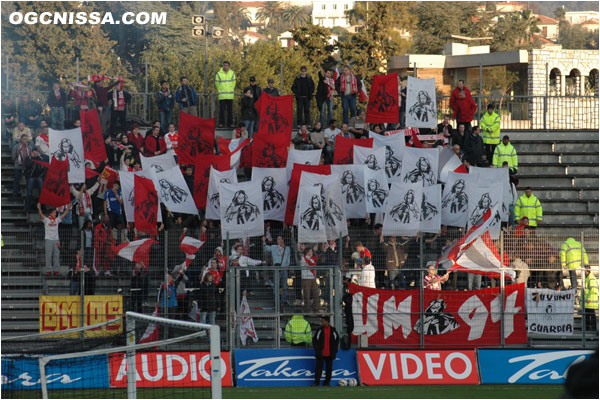 Peu de supporters monégasques malgré les 20 km entre les deux villes.