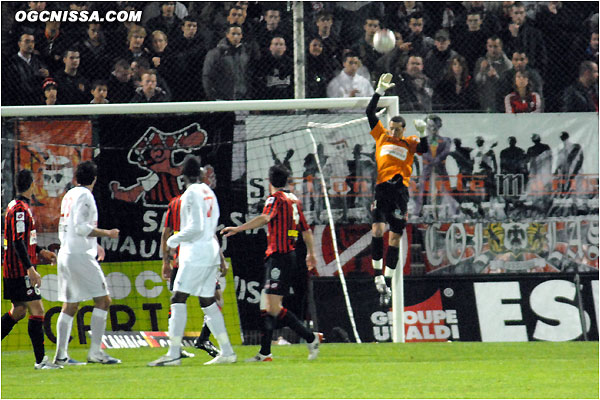 Ospina manque de se faire surprendre sur un coup franc qui arrive sur le haut de sa barre