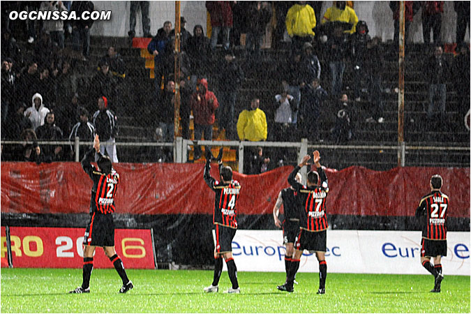 Les joueurs remercient leur public, présent malgré la pluie