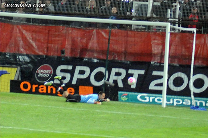 ... et remercier son poteau en fin de match.