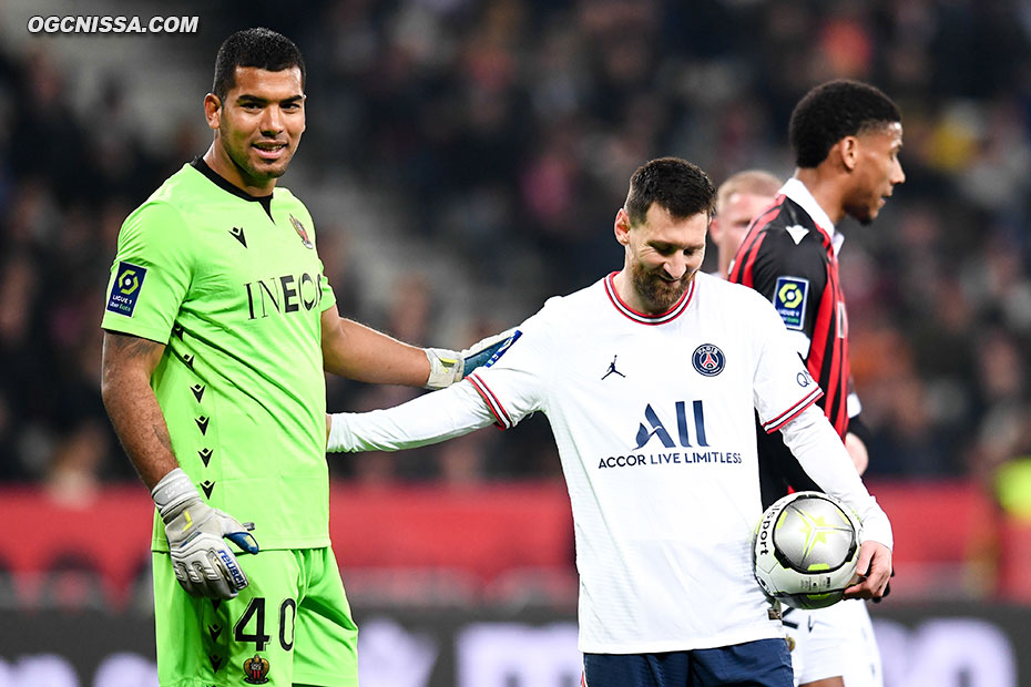 Walter Benitez et son compatriote Lionel Messi