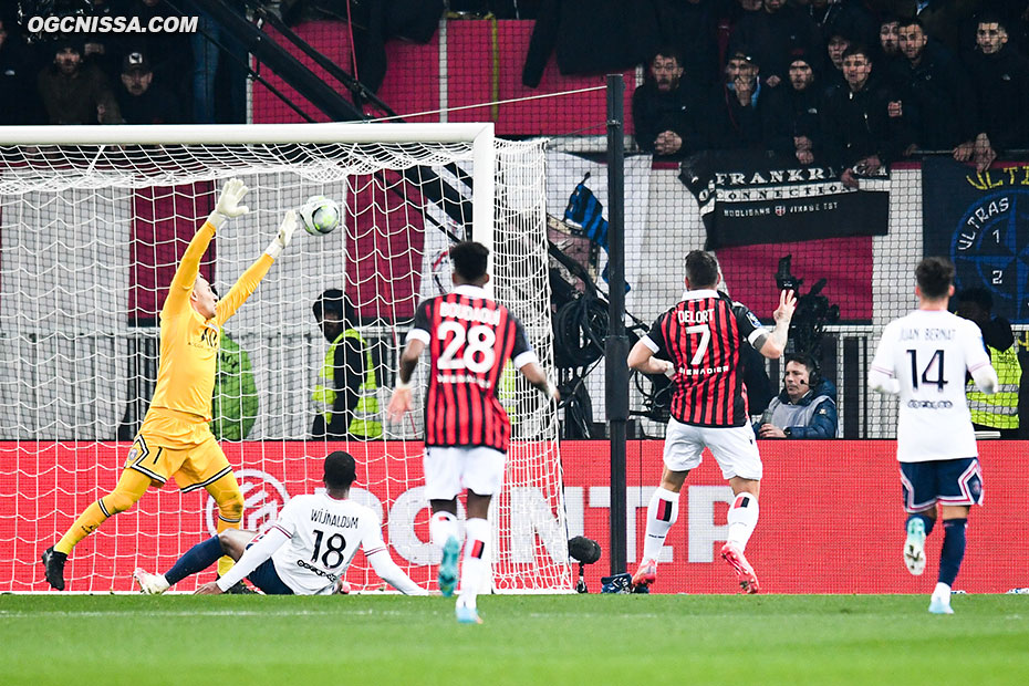 A 2 minutes la fin du match, Andy Delort envoie un missile dans la lucarne de Navas