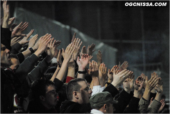 Les supporters niçois poussent leur équipe