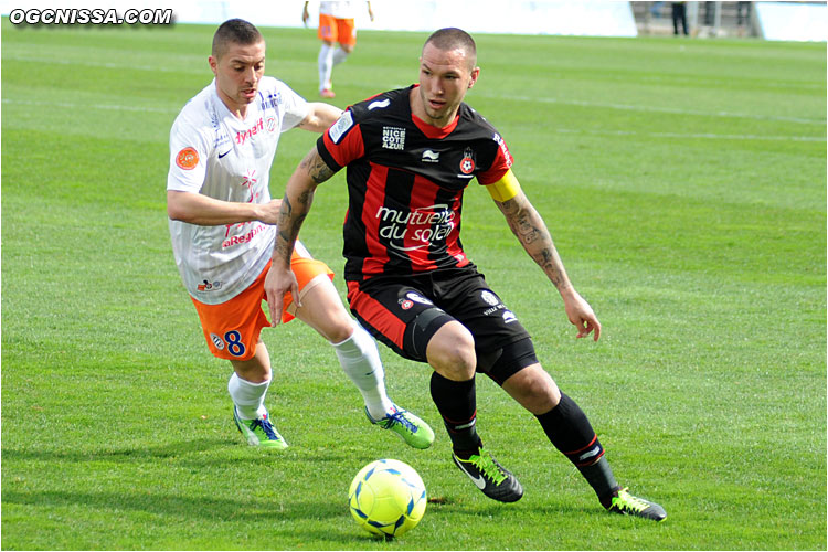 Le capitaine Didier Digard, devant l'ancien aiglon Anthony Mounier