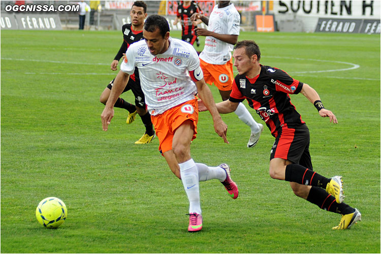 Eric Bautheac presse Hilton, récupére le ballon...