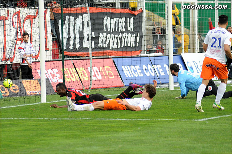 Stéphane Bahoken ouvre le score pour Nice !