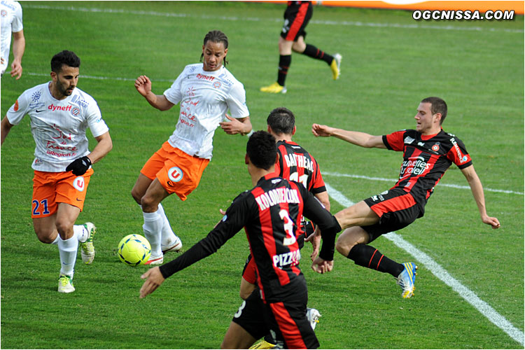 Luigi Bruins frappe en entrant dans la surface