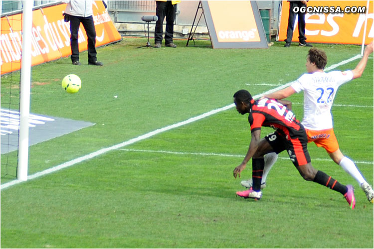 Le poteau renvoie le ballon, mais Stéphane Bahoken a bien suivit !