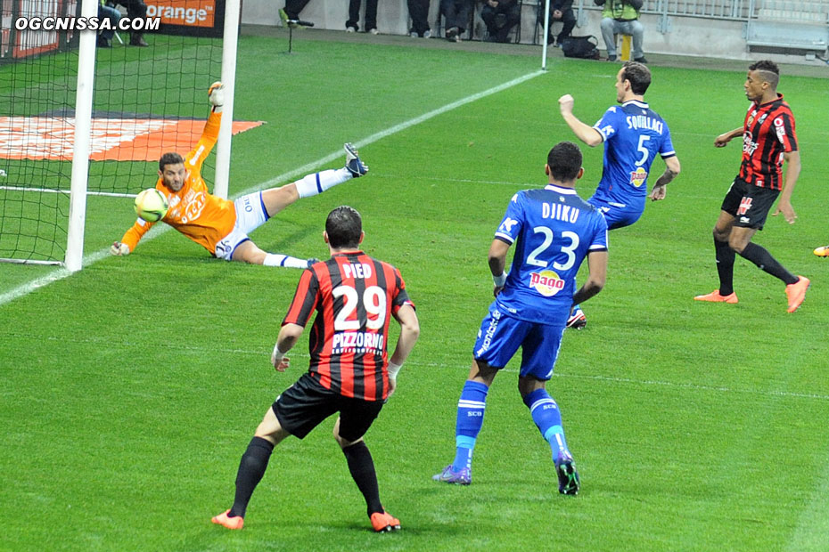 La réprise d'Alassane Pléa est repoussée par Leca, sous les yeux de Jérémy Pied