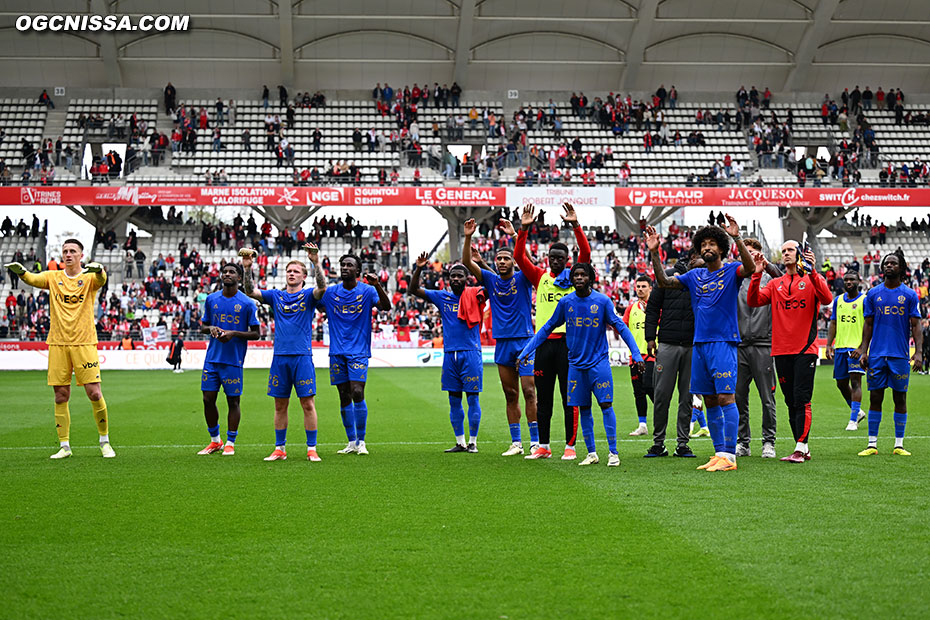 Rien ne sera marqué dans ce match. Les joueurs vont remercier leurs supporters.