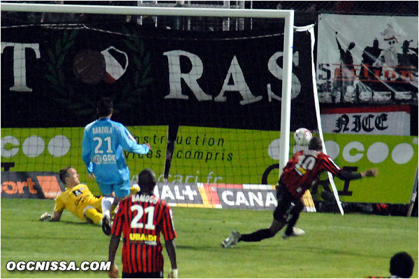 En début de seconde période, Mahamane Traoré rate le break...