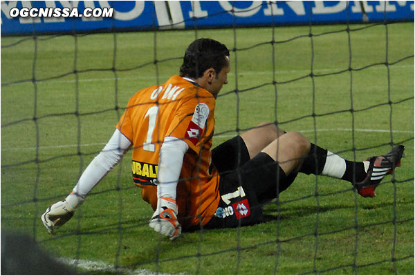 Ospina reste à terre... Vincent Hognon vient de marquer contre son camp...