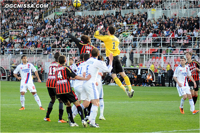 Lloris toujours souverain dans les airs