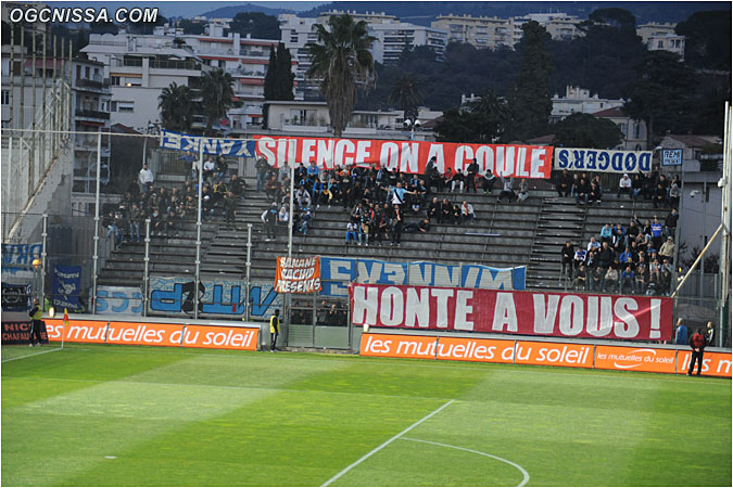 Les supporters visiteurs en grêve