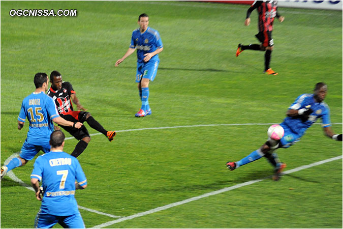 La frappe de Kafoumba Coulibaly, détournée, sera claqué en corner par Mandanda