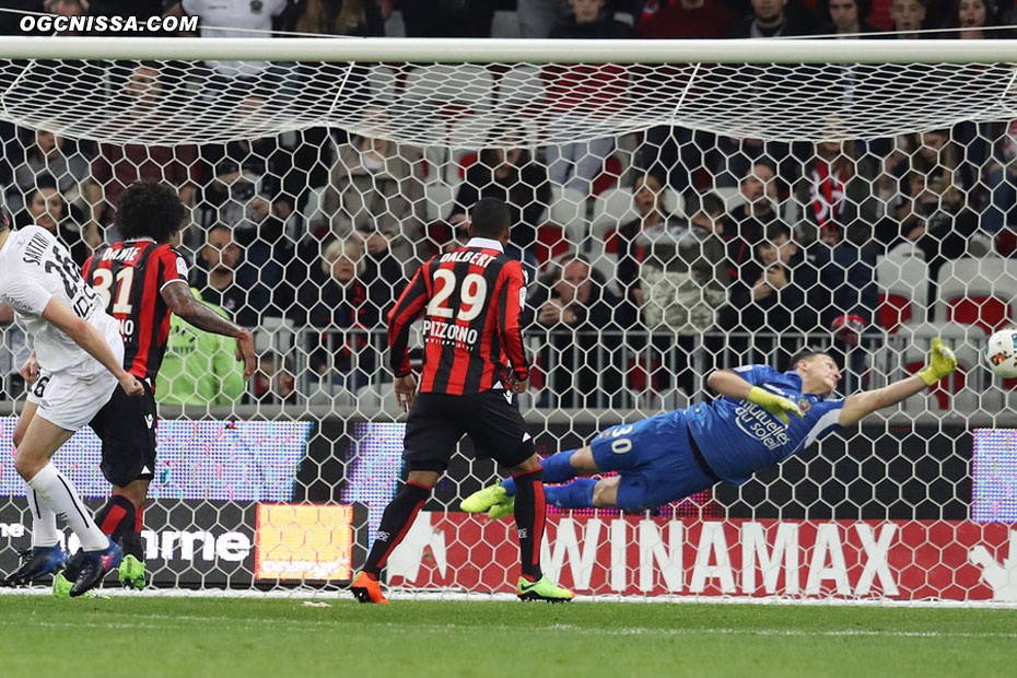 Yoan Cardinale est trop court. Caen ouvre le score.