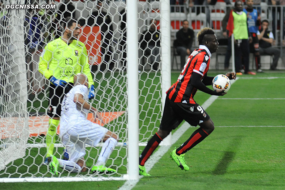 Mario Balotelli réduit le score