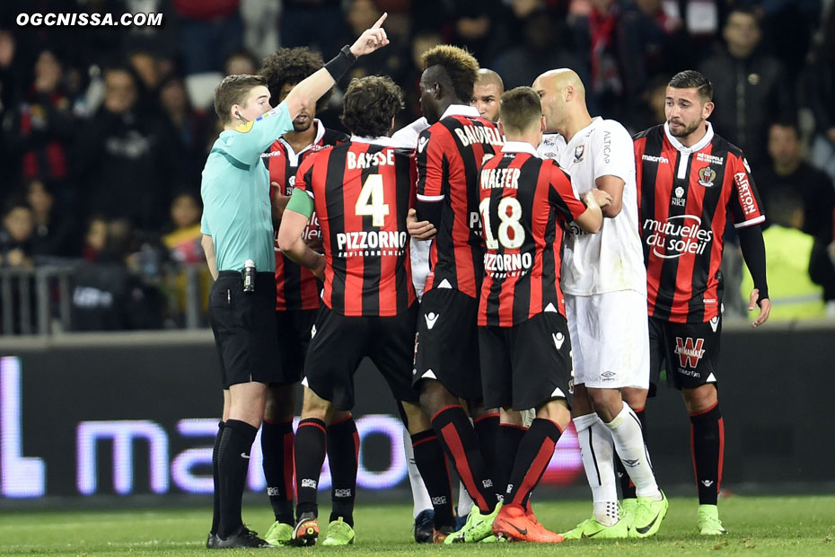 L'arbitre oubliera un nouveau penalty pour Nice en fin de match...