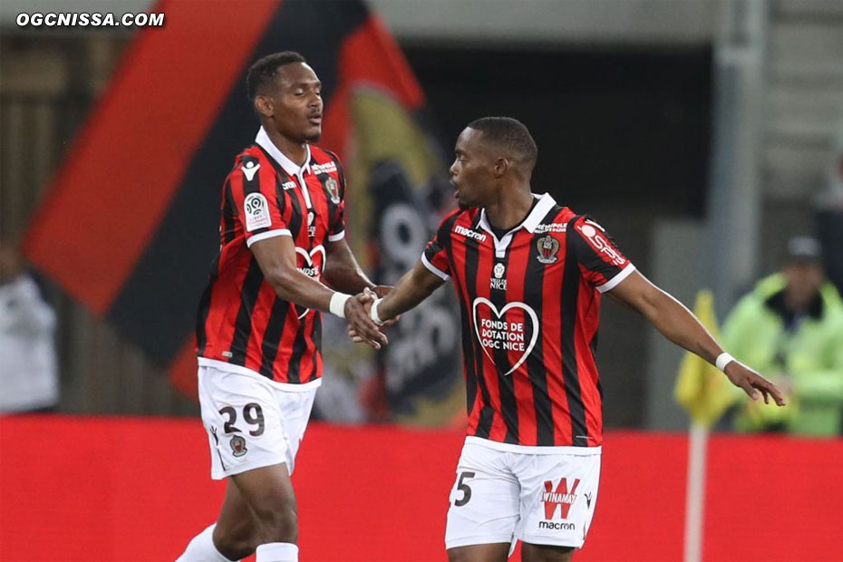 Wylan Cyprien félicité par Christophe Hérelle, auteur d'un bon match en latéral droit