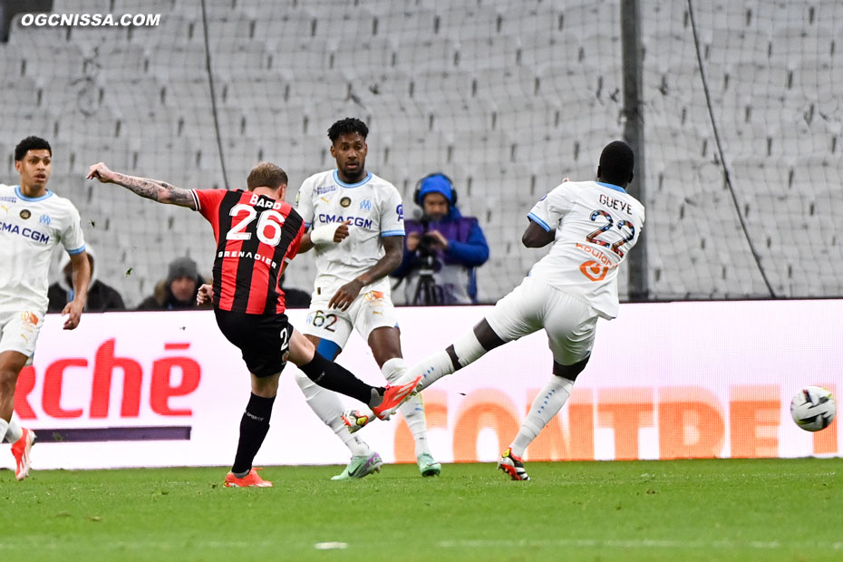 C'est Melvin Bard qui va y parvenir d'un tir lointain