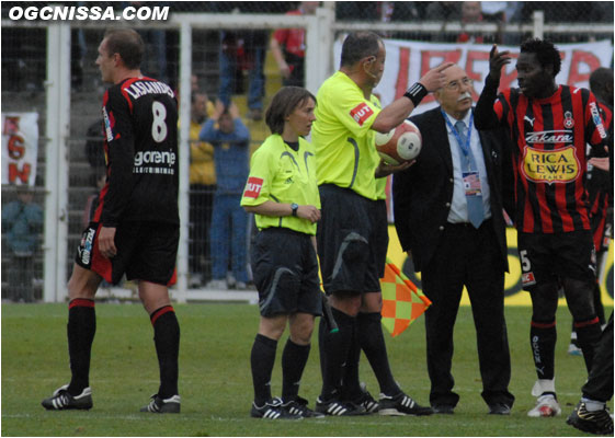 C'est terminé. Quelques niçois comme Onyekachi Apam demandent des explications à l'arbitre.