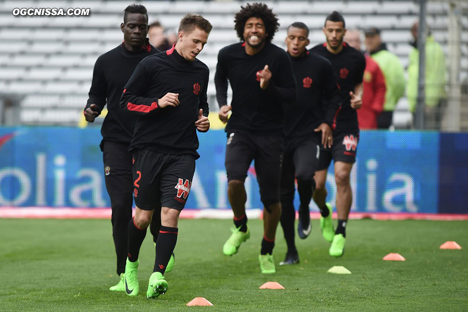 Arnaud Souquet, Mario Balotelli, Dante Bonfim et les Aiglons à l'échauffement