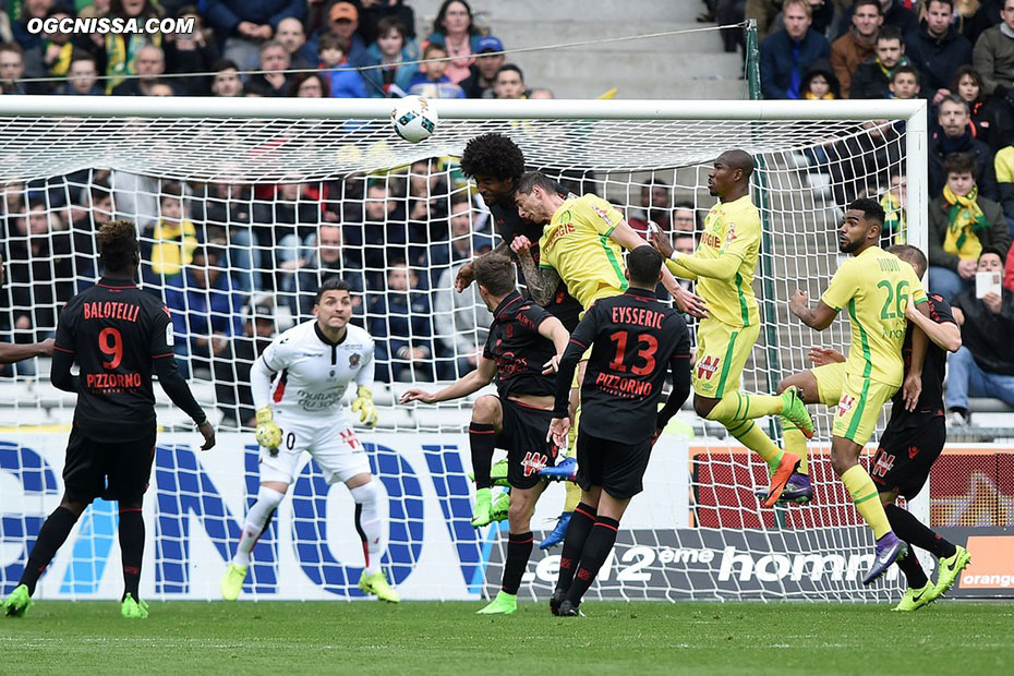 Nantes effectue un gros pressing en début de match, ici sur le but de Yoan Cardinale