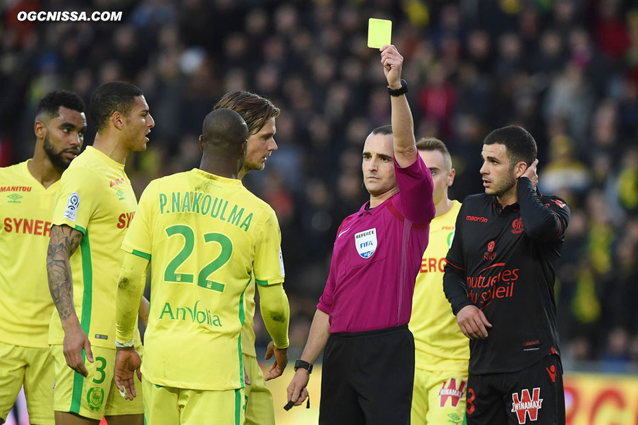 Mais l'arbitre met un carton jaune pour simulation. Match nul 1 but partout score final.