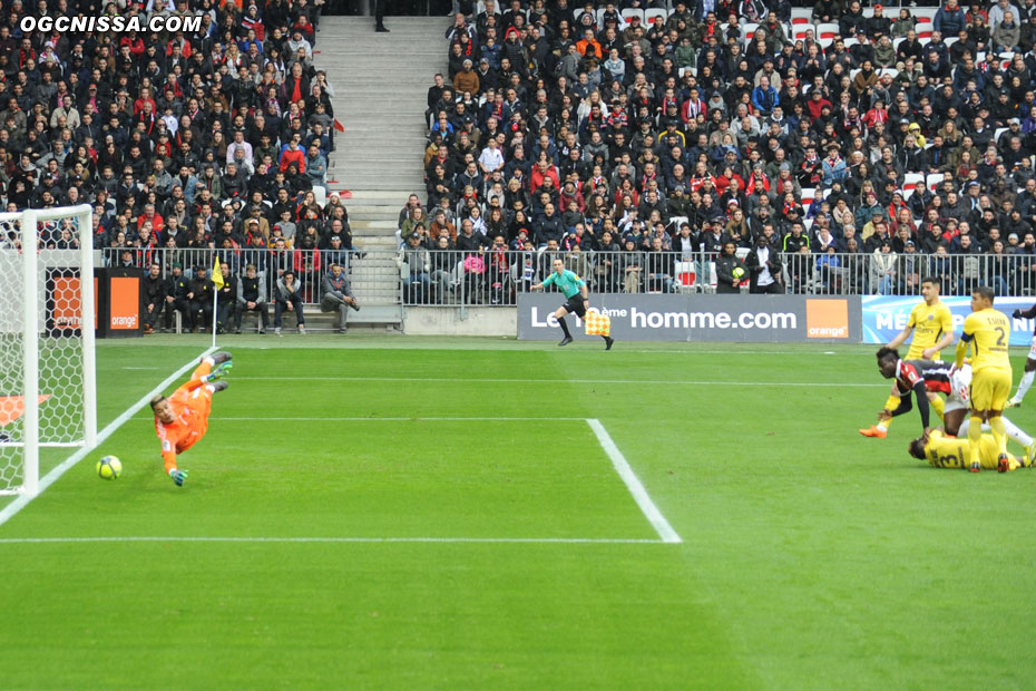 Mario Balotelli trouve le poteau