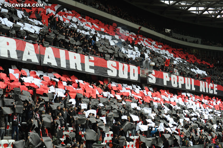 Tifo de la BSN après 10 minutes de jeu, pour protester contre l'horaire de cette rencontre