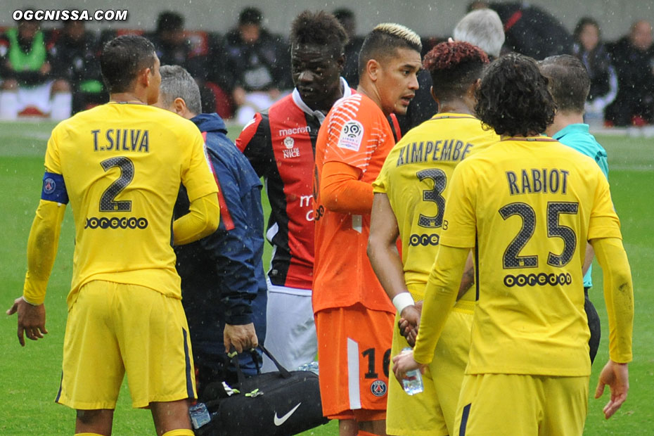 Les parisiens simulent et mettent la pression sur l'arbitre pour faire sortir de ses gonds Mario Balotelli