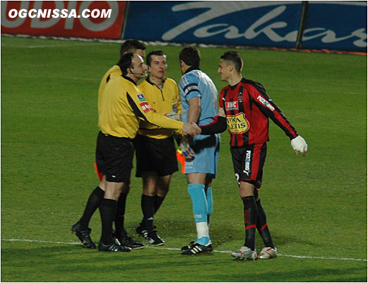 Les capitaines serrent la main des arbitres